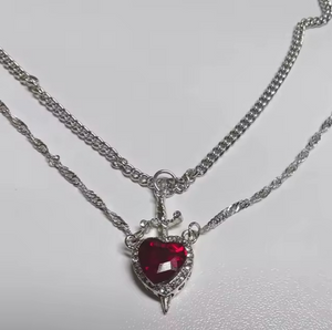 Par de Colar Coração e Espada Charmed Love - Surpreenda quem você ama