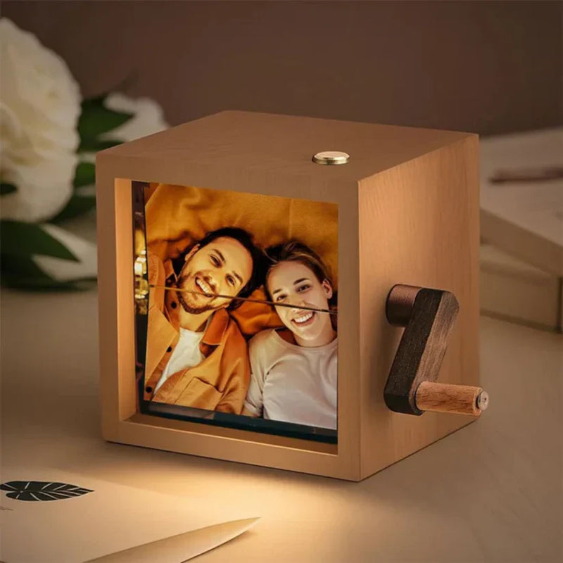BoxMemories Charmed Love®- Caixa de fotos memorável personalizada a manivela e Led