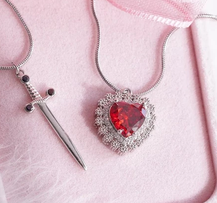 Par de Colar Coração e Espada Charmed Love - Surpreenda quem você ama